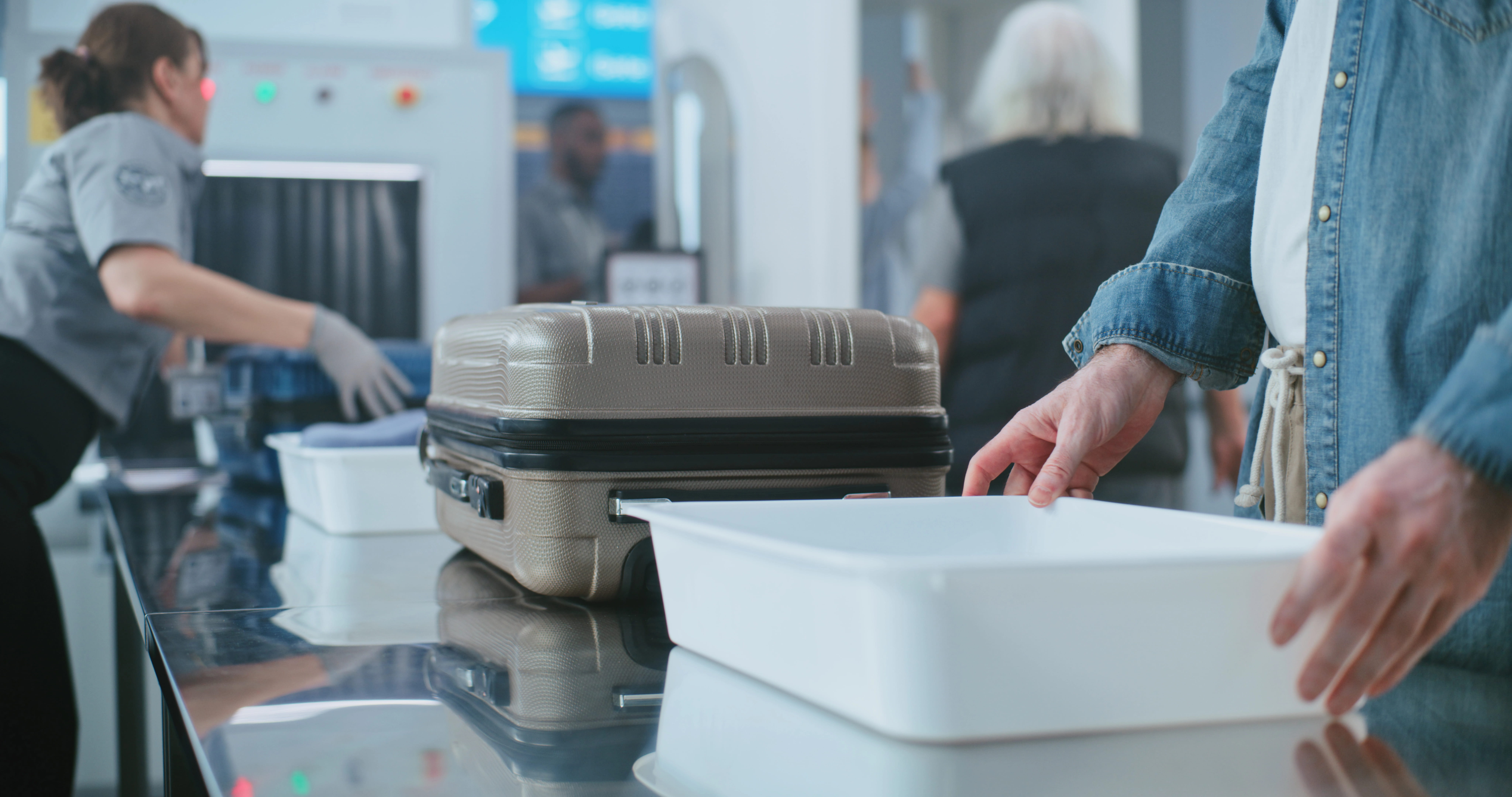 Kontrola osobista na lotnisku.jpg